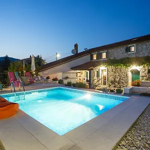 captains-villa-with-swimming-pool.primorje-gorskikotar.com/